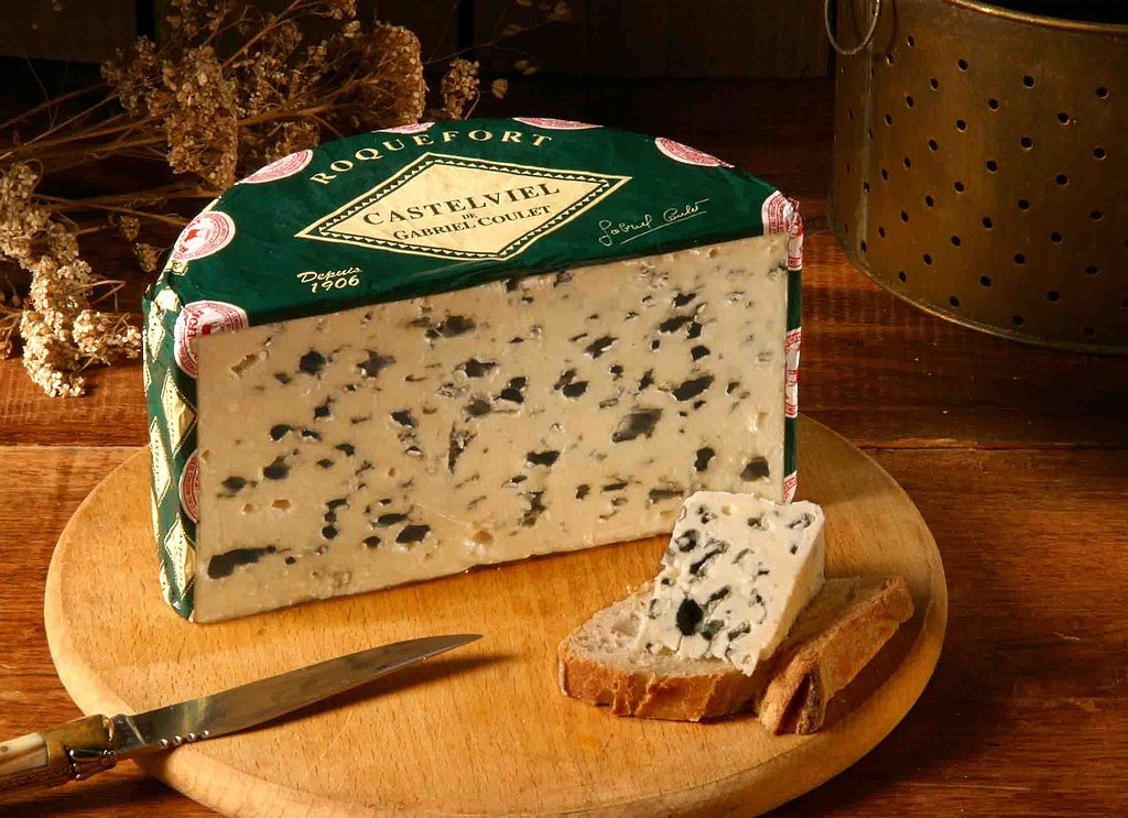 Roquefort e gorgonzola: diferenças e semelhanças entre os queijos