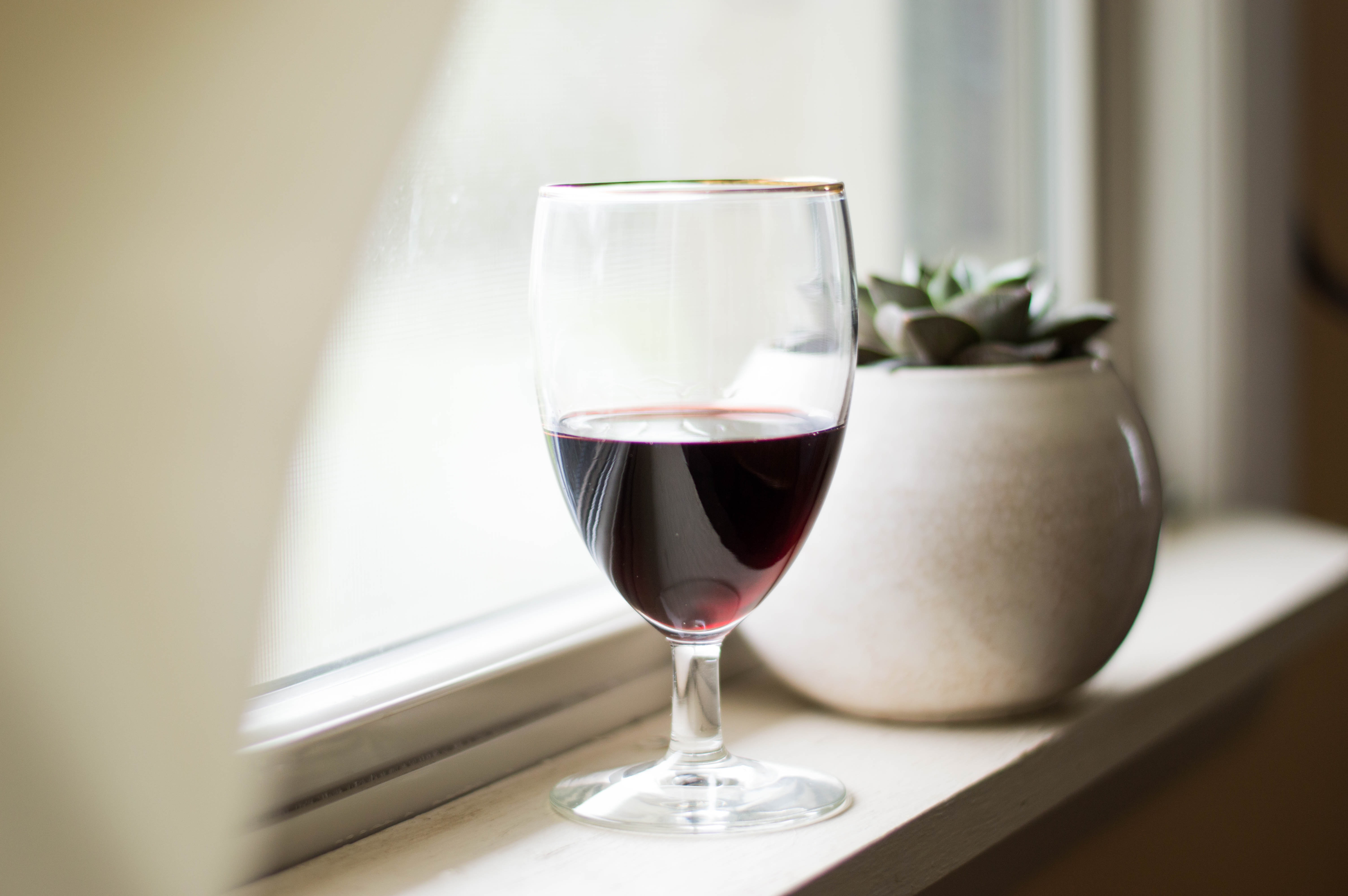 Рюмка красного вина. Усадьба Дивноморское вино. Красное вино. Красивые бокалы. Бокал вина на столе.