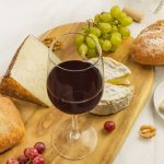 Como receber com queijos e vinhos
