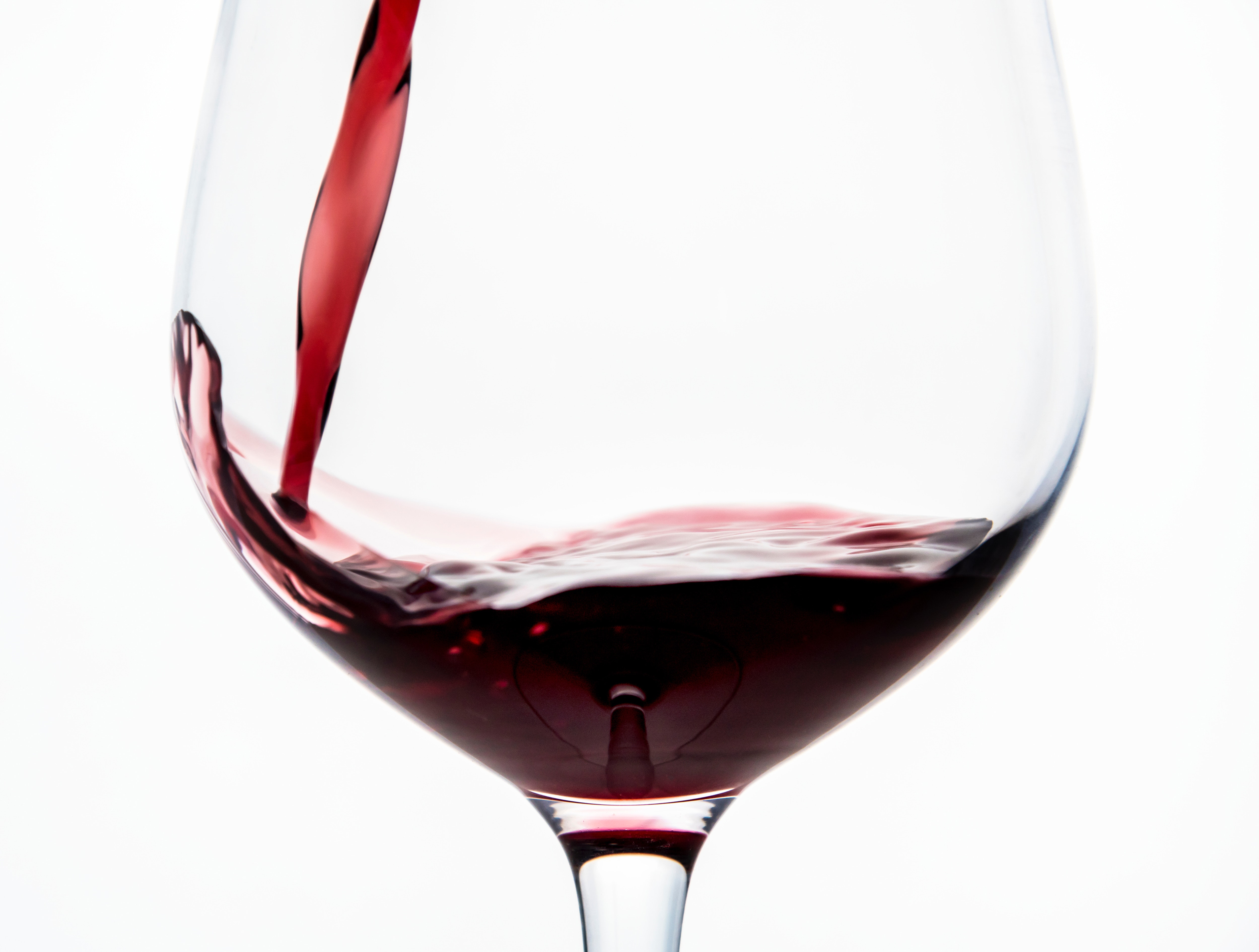 Рюмка красного вина. Красное вино. Бокал красного вина. Красное вино в бокале. Бокал с вином.
